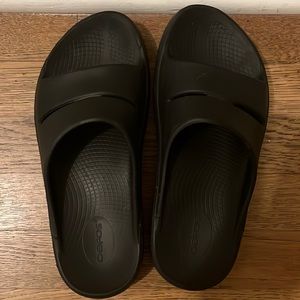 Black OOFOS — women’s black OOahh slide sandal size 9